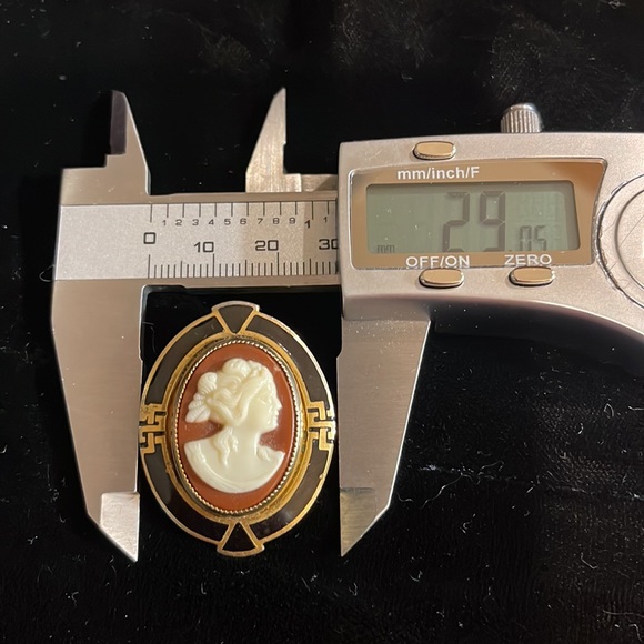 Stunning Antique Gold finish enameled Resin Cameo Art deco design brooch LG - Picture 6 of 7